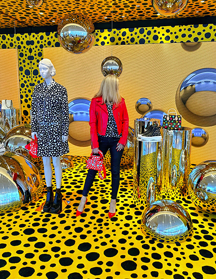 Louis Vuitton's 3D ad in collaboration with contemporary Japanese artist  Yayoi Kusama 